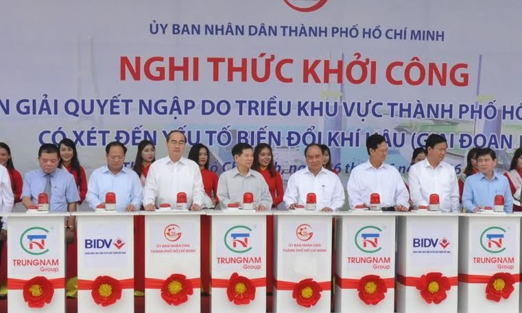 Thủ tướng cùng các đại biểu bấm nút chính thức khởi công dự án “Giải quyết ngập do triều khu vực TPHCM có xét đến yếu tố biến đổi khí hậu- Giai đoạn 1”.