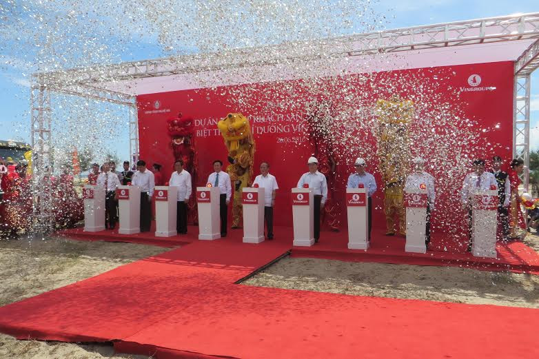 Các đại biểu thực hiện nghi thức phát lệnh động thổ dự án.