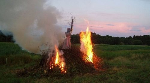 Người phụ nữ bị thiêu sống với cáo buộc là phù thủy. Ảnh minh họa: Indian Express