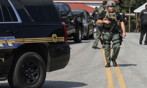 Lực lượng an ninh có mặt tại hiện trường vụ tấn công. Ảnh: USA Today