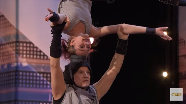 Cặp cha con Mỹ thể hiện tiết mục chống đầu tại America's Got Talent 2018.