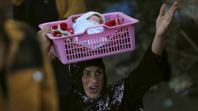 Hàng nghìn cư dân Ramadi đã tìm mọi cách chạy trốn khỏi thành phố Ramadi bị phiến quân IS đánh chiếm, đi hơn 100km đến ngoại ô thủ đô Baghdad.