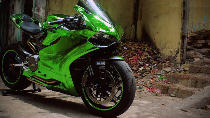 Toàn bộ dàn áo, bình xăng cùng mâm của Ducati 899 Panigale đã được tháo ra để sơn lại hoàn toàn.