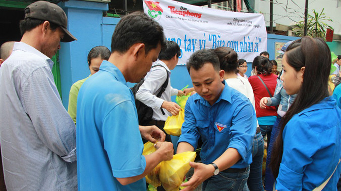 Báo Tiền Phong phát hơn 400 suất cơm nhân ái