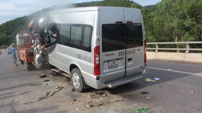 Chiếc xe du lịch nát bét phần đầu sau khi đâm mạnh vào đuôi xe tải.