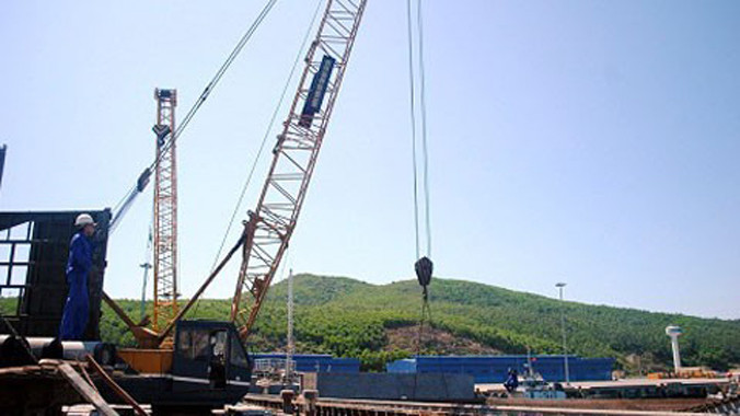 Hoạt động bốc xếp hàng hóa ở cảng Vũng Áng - Hà Tĩnh.