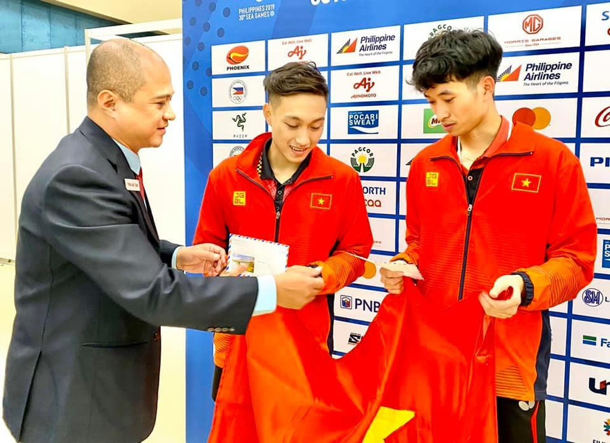 Hai vận động viên Nguyễn Anh Tú và Đoàn Bá Tuấn Anh (phải) nhận thưởng nóng tại SEA Games 30 năm 2019