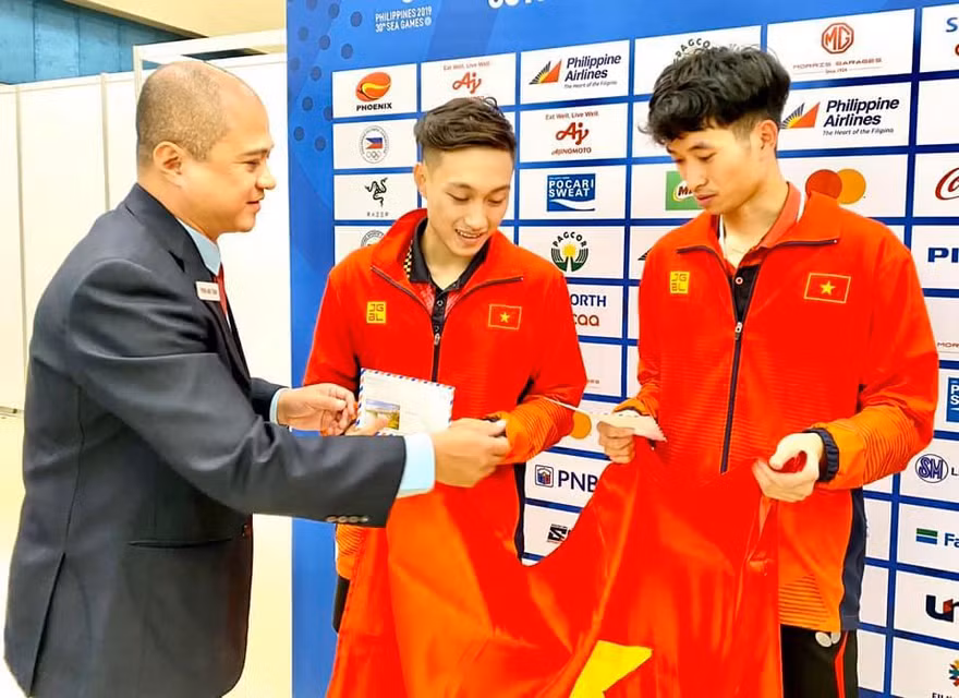 Hai vận động viên Nguyễn Anh Tú và Đoàn Bá Tuấn Anh (phải) nhận thưởng nóng tại SEA Games 30 năm 2019
