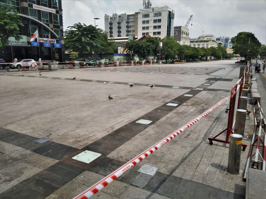 Phố đi bộ Nguyễn Huệ vắng lặng ngày giãn cách 