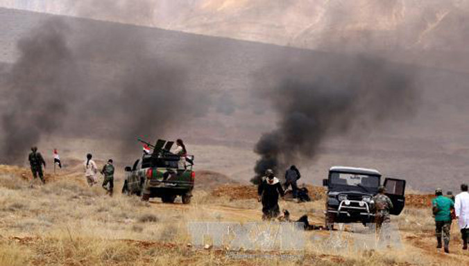 Các nhân viên tình nguyện Syria tham gia cuộc huấn luyện do quân đội Chính phủ Syria tổ chức tại al-Qtaifeh. Ảnh: AFP/ TTXVN.