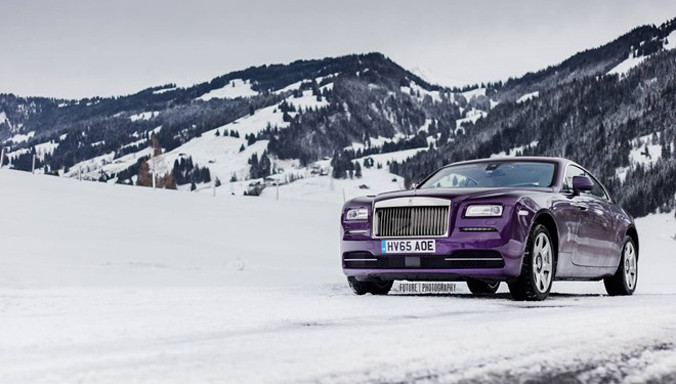 Màu sơn tím dường như đang trở thành xu hướng trên những mẫu xe đắt đỏ có giá bán từ 6 con số trở lên. Thành viên mới nhất là chiếc Rolls-Royce Wraith sang trọng.