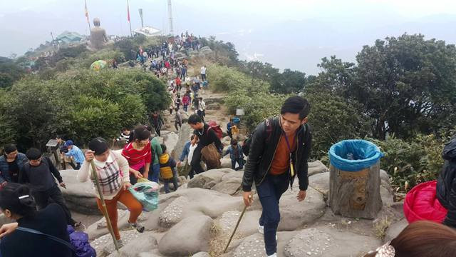 Du khách hành hương về Yên Tử (Quảng Ninh).