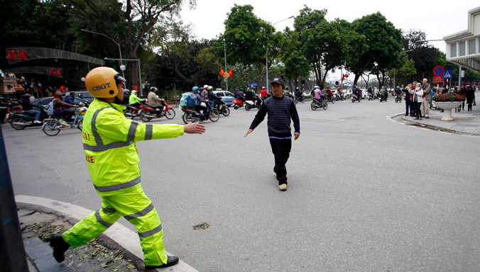 Xử lý 542 trường hợp đi bộ sai luật