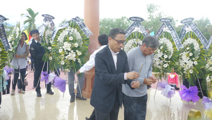 Đoàn Hàn Quốc dâng hương tại lễ tưởng niệm.