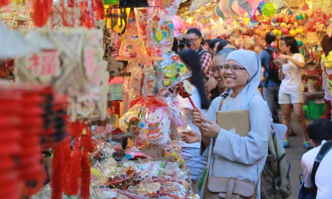 Hai ni cô chọn mua những chiếc lồng đèn