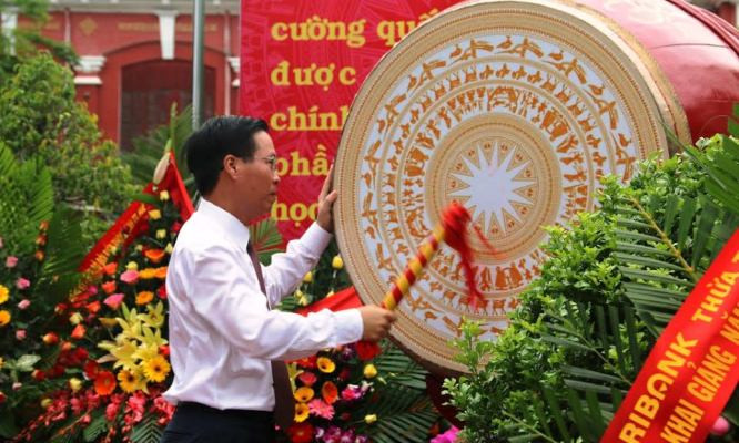 Trưởng ban Tuyên giáo T.Ư đánh trống khai trường.