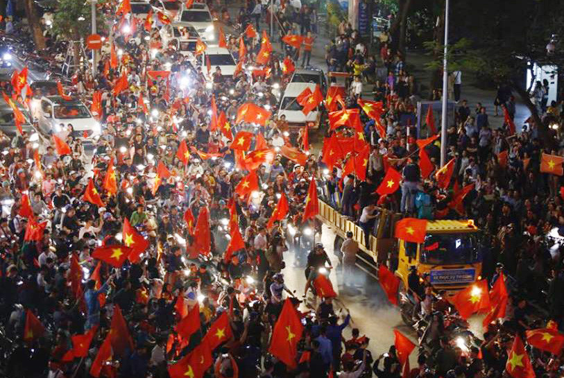 Rừng người cùng cờ hoa đổ ra đường mừng đội tuyển U23 Việt Nam