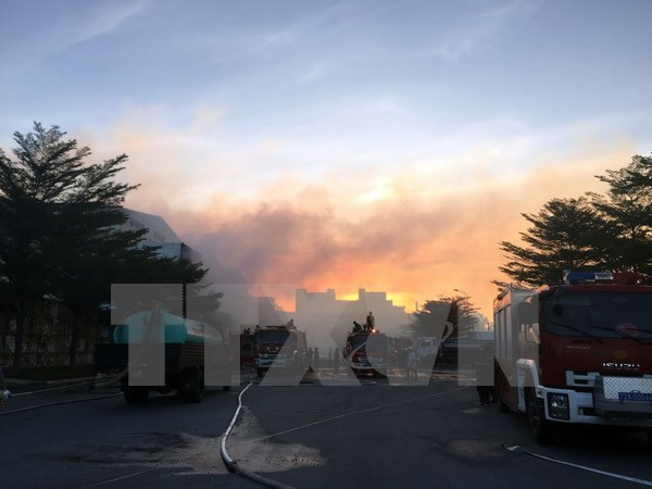 Bãi phế liệu cháy dữ dội kèm tiếng nổ lớn