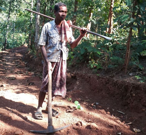 Ông bố dùng cuốc đào 8km đường đồi cho con đi