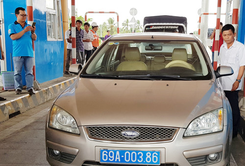 Ô tô biển xanh số hiệu Cà Mau tham gia phản đối BOT Sóc Trăng