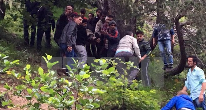 Lực lượng cứu hộ làm nhiệm vụ tại hiện trường vụ rơi máy bay quân sự Thổ Nhĩ Kỳ ngày 5/7/2016. (Nguồn: Daily Sabah/TTXVN) 