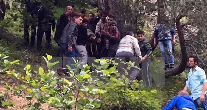 Lực lượng cứu hộ làm nhiệm vụ tại hiện trường vụ rơi máy bay quân sự Thổ Nhĩ Kỳ ngày 5/7/2016. (Nguồn: Daily Sabah/TTXVN) 