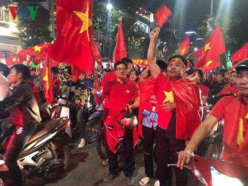 Phó thủ tướng Vũ Đức Đam ra đường mừng chiến thắng U23 Việt Nam