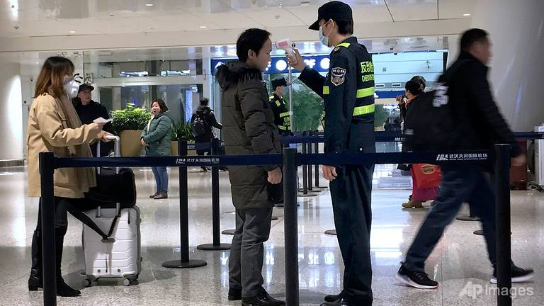 Nhiều nước đang tăng cường kiểm tra thân nhiệt hành khách. (Ảnh: AP)