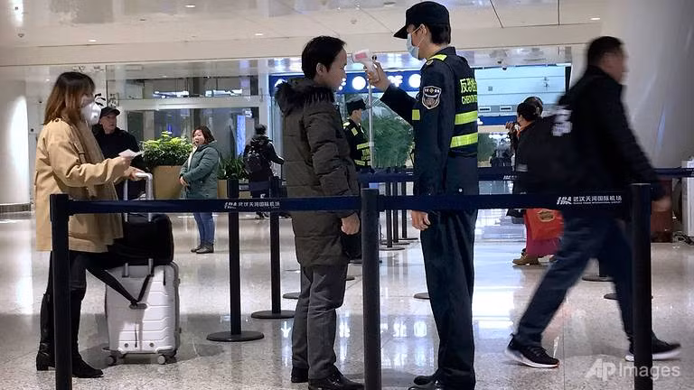 Nhiều nước đang tăng cường kiểm tra thân nhiệt hành khách. (Ảnh: AP)