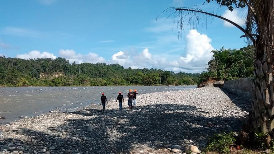 Bức ảnh do cơ quan chức năng Indonesia cung cấp cho thấy lực lượng cứu hộ đang tìm kiếm những người còn mất tích