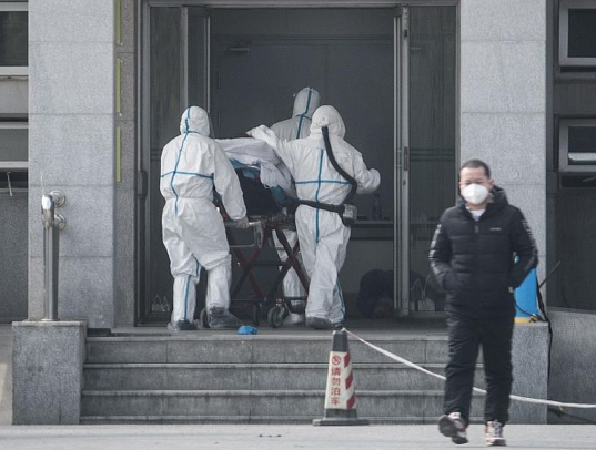 Nhân viên y tế tiếp nhận một bệnh nhân mới ở Vũ Hán ngày 19/1. (Ảnh: EPA)