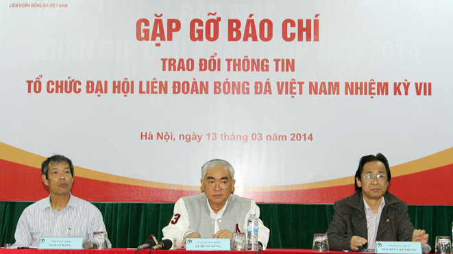 Ông Lê Hùng Dũng (giữa) tuyên bố sẽ làm không lương cho VFF. Ảnh: PV