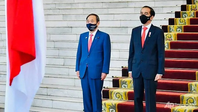 Tổng thống Indonesia Joko Widodo và Thủ tướng Nhật Bản Suga Yoshihide tại lễ đón ở Jakarta ngày 20/10. (Ảnh: AP)