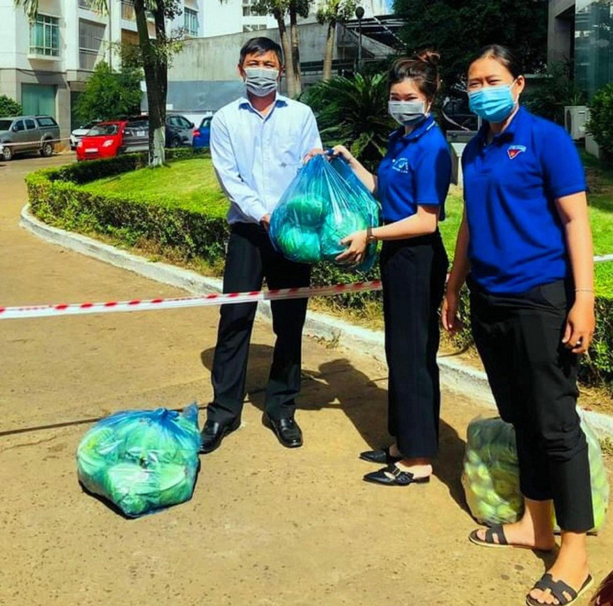 Đoàn thanh niên phường Tự An mua nhu yếu phẩm giúp người dân khu phong tỏa