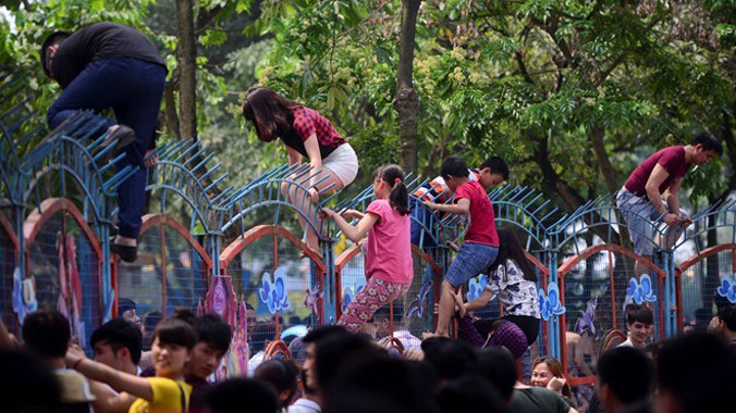 Tình trạng trèo rào vào công viên nước được đánh giá là "bình thường". Ảnh: Anh Tuấn.