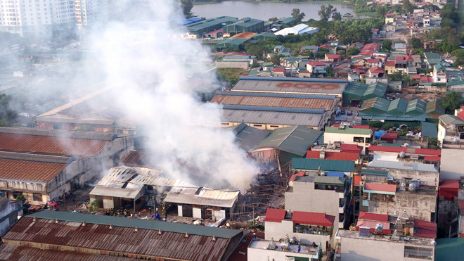 Clip cột khói cao ngút trời bao trùm xưởng gỗ