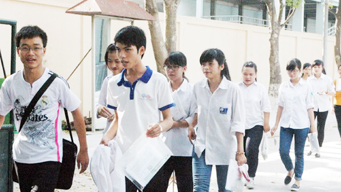 Các thí sinh dự thi tại cụm số 4 rời khỏi phòng thi chiều 3/7.