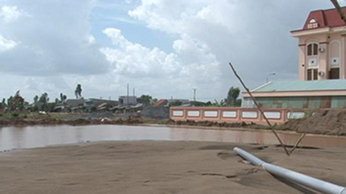 Công trình bơm cát không được rào chắn và gắn biển cảnh báo.