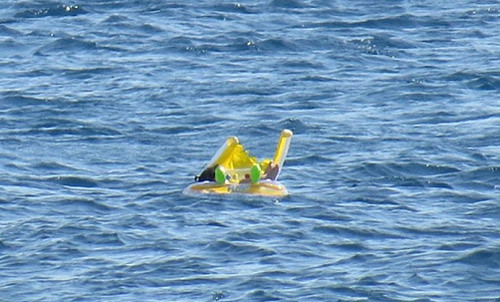 Bé Melda nằm trên phao và trôi dạt trên biển. Ảnh: Telegraph.