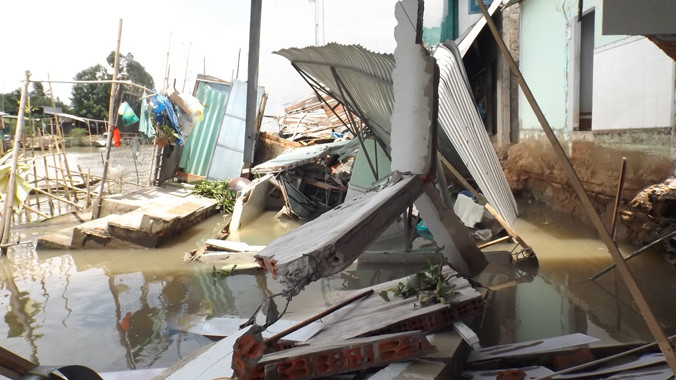 Hiện trường 3 căn nhà sụp xuống sông. Ảnh: Hòa Hội.