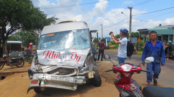 Ô tô khách bị bẹp dúm phần đầu.