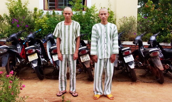 Hai tên chuyên trộm cắp xe máy.