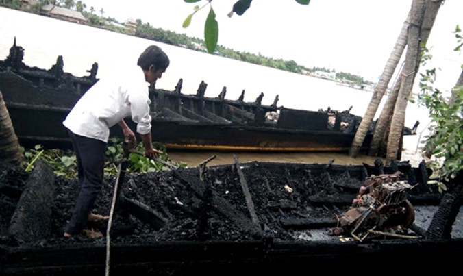 Các tàu du lịch bị cháy rụi. Ảnh: VnExpress.