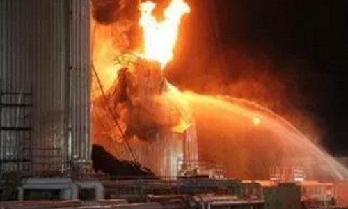 Lửa bốc lên ngùn ngụt tại hiện trường vụ nổ. Ảnh: People's Daily.