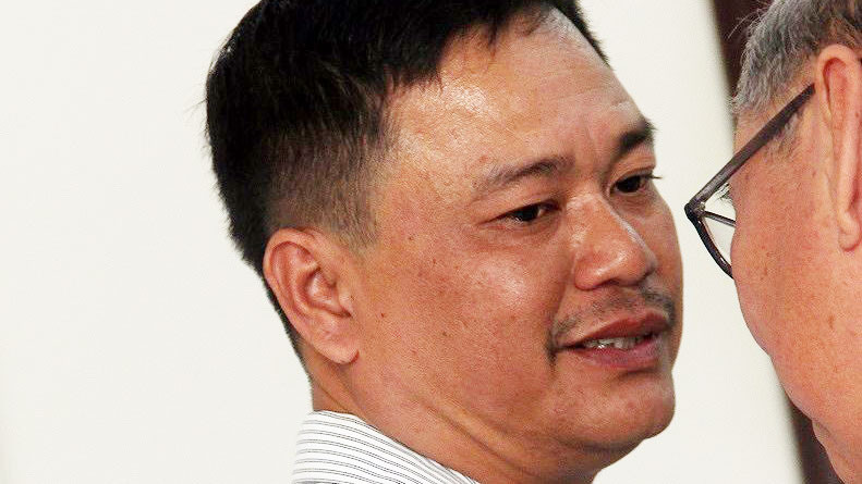 Nguyên điều tra viên Nguyễn Tuyến Dũng tại tòa sáng nay. Ảnh: Tân Châu