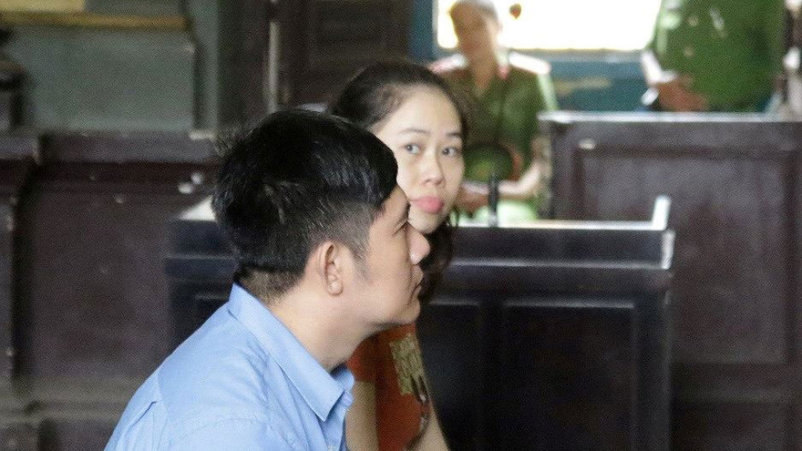 Hai bị cáo tại tòa. Ảnh: Tân Châu