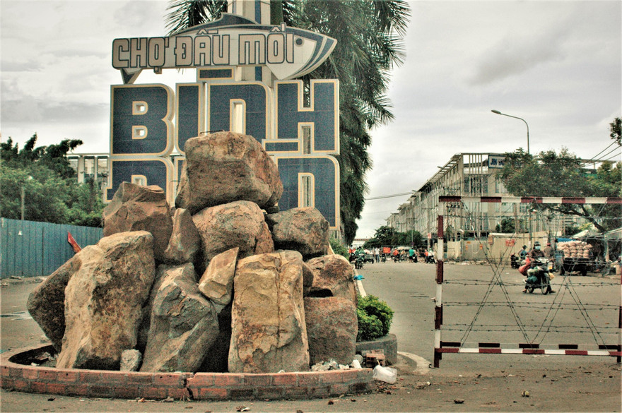 Cận cảnh khu dân cư liền kề chợ đầu mối lớn nhất Việt Nam trong những ngày phong tỏa chống dịch COVID-19