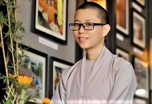 Sư cô Thích nữ Tuệ Quán (SN 1999) đăng ký phát nguyện phục vụ tại bệnh viện dã chiến (Ảnh: Giác Ngộ) 