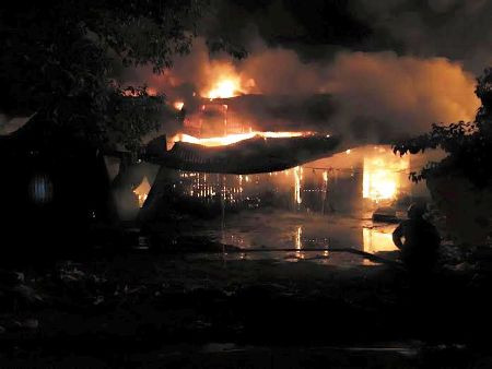 Ngọn lửa lớn bùng phát từ một gian hàng phía Tây chợ Ba Đồn sau đó lan ra các gian hàng khác.