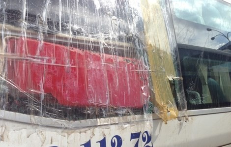 Xe khách bị ném đá vỡ kính.